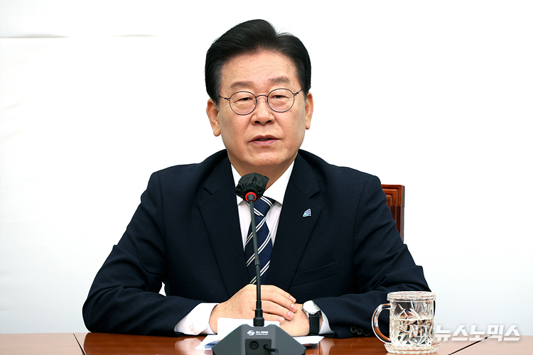 이재명 더불어민주당 대표가 23일 서울 여의도 국회 당대표실에서 검찰의 '위례·대장동 특혜개발 의혹과 성남FC 후원금 의혹' 구속영창 청구와 관련해 기자간담회를 하고 있다. ⓒ정의철 기자