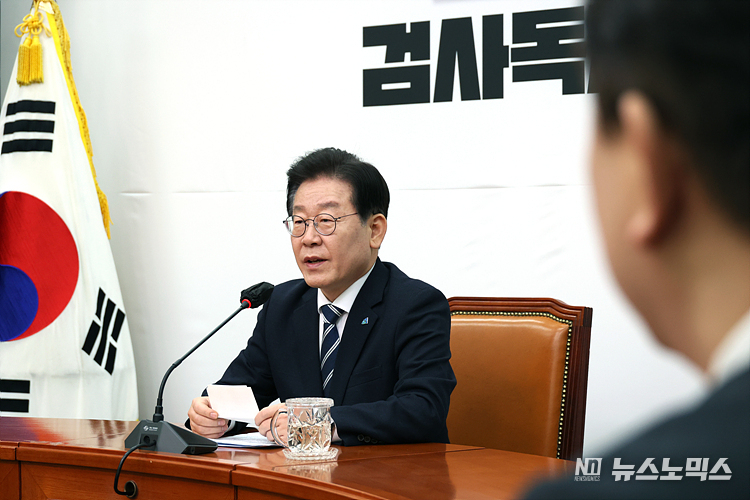 이재명 더불어민주당 대표가 23일 서울 여의도 국회 당대표실에서 검찰의 '위례·대장동 특혜개발 의혹과 성남FC 후원금 의혹' 구속영창 청구와 관련해 기자간담회를 하고 있다. ⓒ정의철 기자
