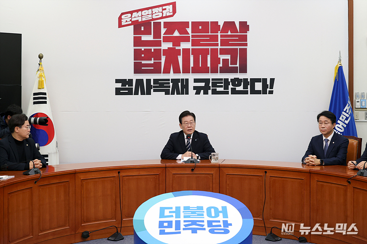 이재명 더불어민주당 대표가 23일 서울 여의도 국회 당대표실에서 검찰의 '위례·대장동 특혜개발 의혹과 성남FC 후원금 의혹' 구속영창 청구와 관련해 기자간담회를 하고 있다. ⓒ정의철 기자