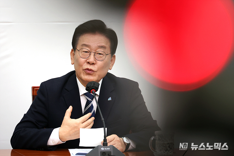 이재명 더불어민주당 대표가 23일 서울 여의도 국회 당대표실에서 검찰의 '위례·대장동 특혜개발 의혹과 성남FC 후원금 의혹' 구속영창 청구와 관련해 기자간담회를 하고 있다. ⓒ정의철 기자