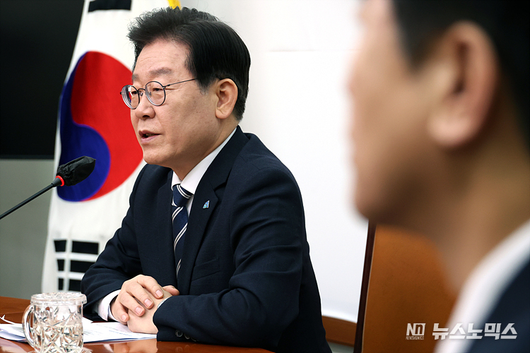 이재명 더불어민주당 대표가 23일 서울 여의도 국회 당대표실에서 검찰의 '위례·대장동 특혜개발 의혹과 성남FC 후원금 의혹' 구속영창 청구와 관련해 기자간담회를 하고 있다. ⓒ정의철 기자