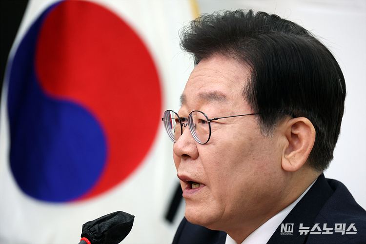 이재명 더불어민주당 대표가 23일 서울 여의도 국회 당대표실에서 검찰의 '위례·대장동 특혜개발 의혹과 성남FC 후원금 의혹' 구속영창 청구와 관련해 기자간담회를 하고 있다. ⓒ정의철 기자