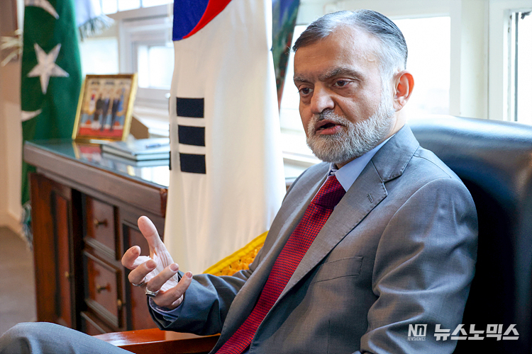 H.E. Nabeel Munir, an Ambassador of Islamic Republic of Pakistan to the Ruplic of South Korea, Gangnam-gu Seoul is inverviewing with Newsnomics. /Reported by JUNG UI-CHEL