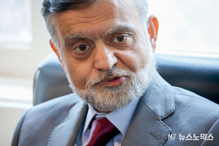 H.E. Nabeel Munir, an Ambassador of Islamic Republic of Pakistan to the Ruplic of South Korea, Gangnam-gu Seoul is inverviewing with Newsnomics. /Reported by JUNG UI-CHEL