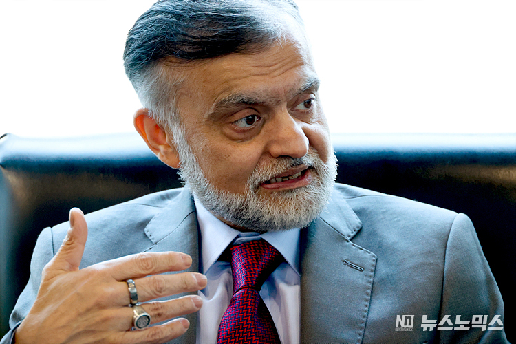 H.E. Nabeel Munir, an Ambassador of Islamic Republic of Pakistan to the Ruplic of South Korea, Gangnam-gu Seoul is inverviewing with Newsnomics. /Reported by JUNG UI-CHEL