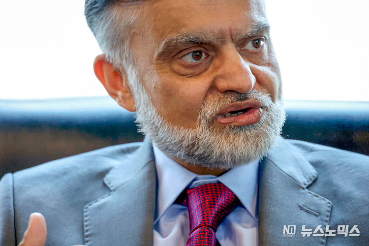 H.E. Nabeel Munir, an Ambassador of Islamic Republic of Pakistan to the Ruplic of South Korea, Gangnam-gu Seoul is inverviewing with Newsnomics. /Reported by JUNG UI-CHEL