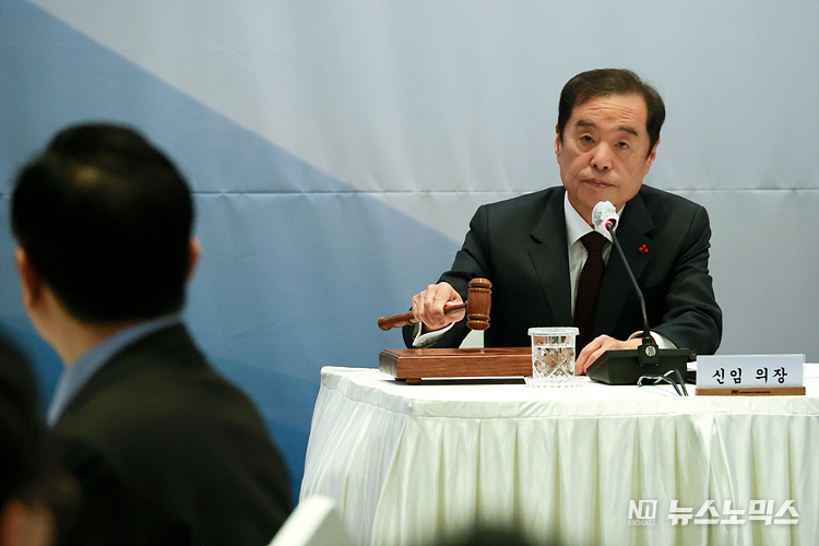 전국경제인연합회 김병준 미래발전위원장 겸 회장 직무대행이 23일 서울 여의도 전경련회관에서 열린 정기총회에서 의사봉을 두드리고 있다. ⓒ정의철 기자