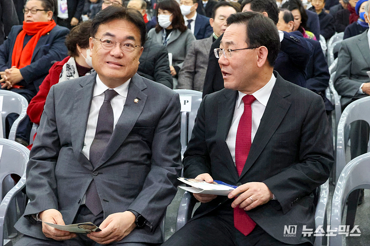국민의힘 정진석 비대위원장(왼쪽)과 주호영 원내대표가 24일 서울 동작구 김영삼도서관에서 열린 문민정부 출범 30주년 기념식에 참석해 대화하고 있다. ⓒ정의철 기자