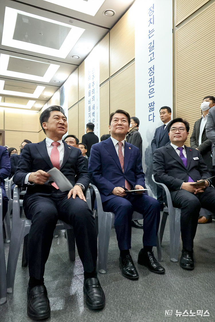 국민의힘 당대표 후보인 김기현 의원(왼쪽)과 안철수 의원이 24일 서울 동작구 김영삼도서관에서 열린 문민정부 출범 30주년 기념식에 참석해 대화하고 있다. ⓒ정의철 기자