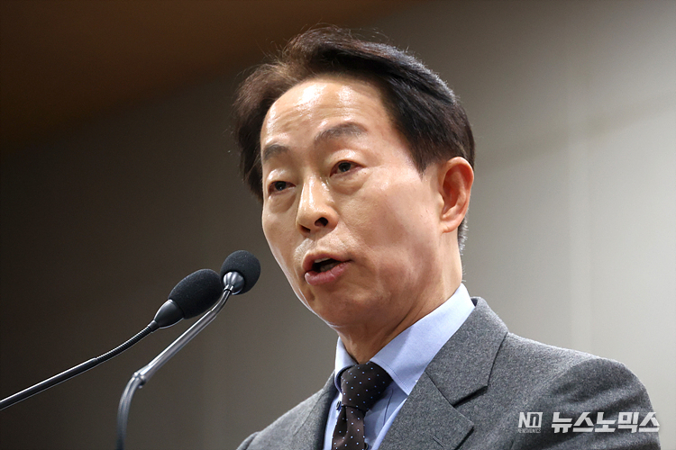 김현철 김영삼대통령기념재단 이사장이 24일 서울 동작구 김영삼도서관에서 열린 문민정부 출범 30주년 기념식에서 환영사를 하고 있다. ⓒ정의철 기자