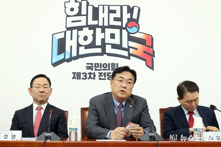 국민의힘 정진석 비대위원장이 27일 서울 여의도 국회에서 열린 비상대책위원회의에 참석해 발언하고 있다. ⓒ정의철 기자