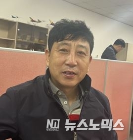 장가계정음우리말학교 김창운 교장이 본지와 만나 최대억 국장에게 감사의 뜻을 전하고 있다.