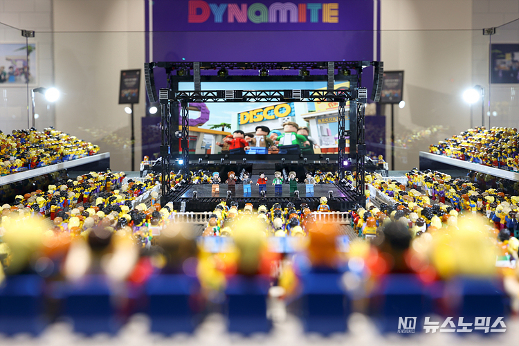 레고 코리아가 2일 서울 강남구 일상비일상의틈 byU+에서 '레고 BTS Dynamite' 세트 출시 기념 팝업스토어를 오픈해 포토세션을 하고 있다. ⓒ정의철 기자