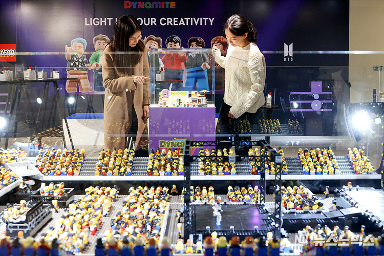레고 코리아가 2일 서울 강남구 일상비일상의틈 byU+에서 '레고 BTS Dynamite' 세트 출시 기념 팝업스토어를 오픈해 포토세션을 하고 있다. ⓒ정의철 기자