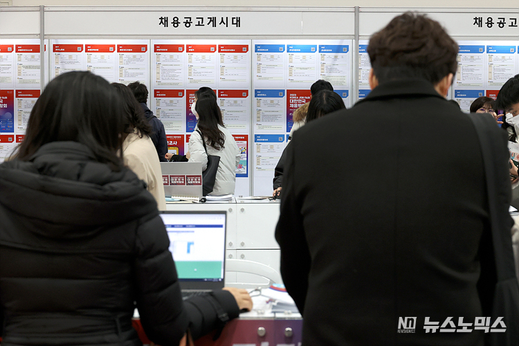 2일 서울 서초구 aT센터 제1전시장에서 개최된 '2023 대한민국 채용박람회'를 찾은 구직자들이 기업의 채용 내용과 현장 면접을 하고 있다. ⓒ정의철 기자