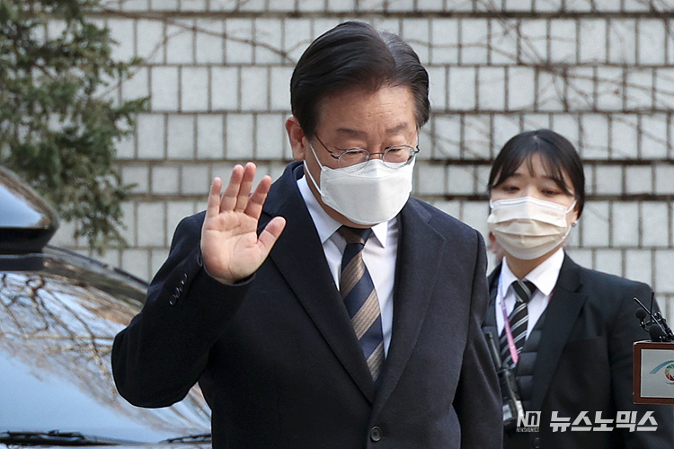 지난 대선 과정에서 허위 발언을 한 혐의로 재판에 넘겨진 이재명 더불어민주당 대표가 3일 서울 서초구 서울중앙지방법원에 공직선거법 위반 혐의로 출석하고 있다. ⓒ정의철 기자