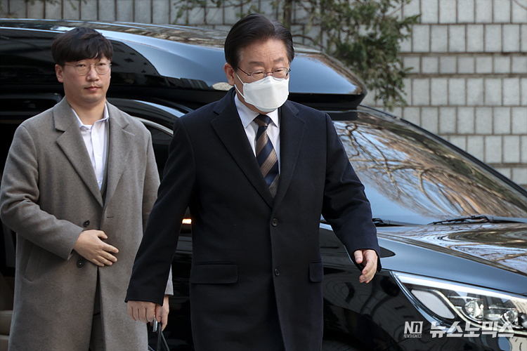 지난 대선 과정에서 허위 발언을 한 혐의로 재판에 넘겨진 이재명 더불어민주당 대표가 3일 서울 서초구 서울중앙지방법원에 공직선거법 위반 혐의로 출석하고 있다. ⓒ정의철 기자