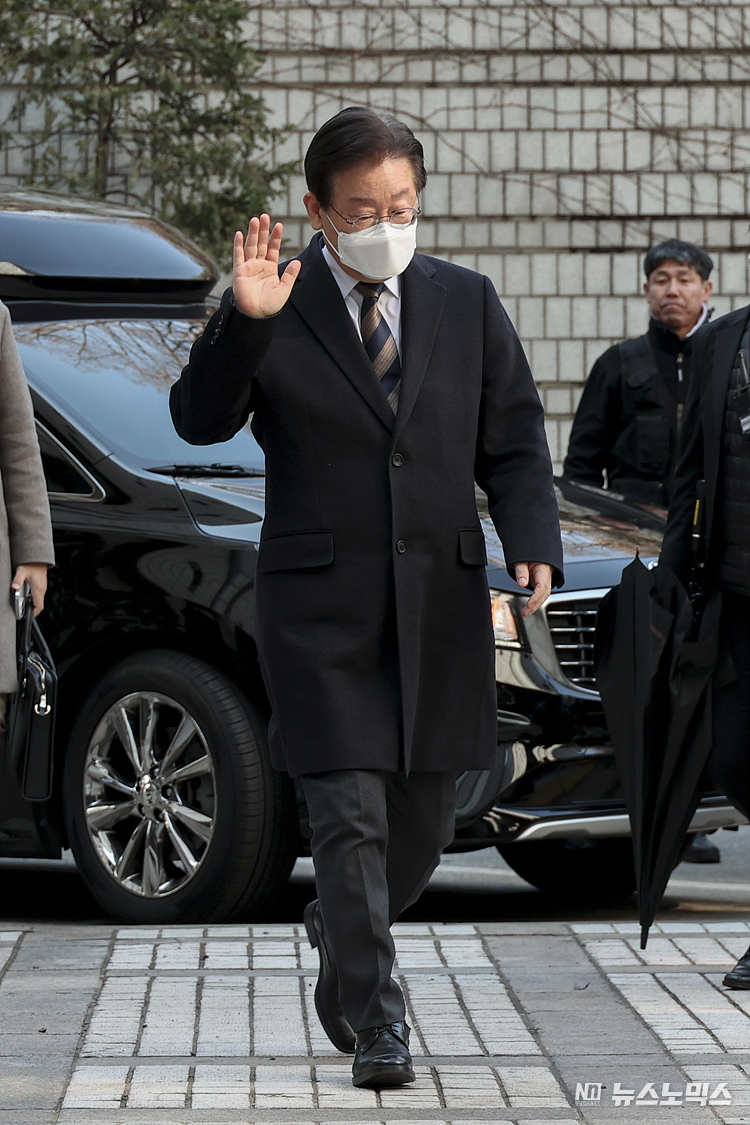 지난 대선 과정에서 허위 발언을 한 혐의로 재판에 넘겨진 이재명 더불어민주당 대표가 3일 서울 서초구 서울중앙지방법원에 공직선거법 위반 혐의로 출석하고 있다. ⓒ정의철 기자
