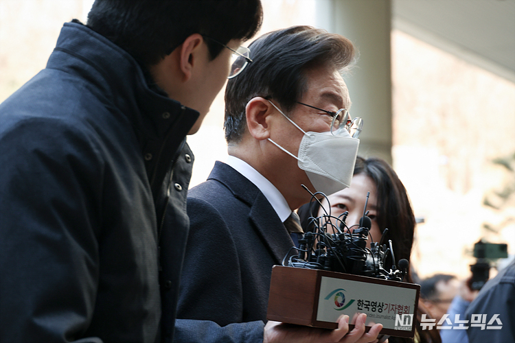 지난 대선 과정에서 허위 발언을 한 혐의로 재판에 넘겨진 이재명 더불어민주당 대표가 3일 서울 서초구 서울중앙지방법원에 공직선거법 위반 혐의로 출석하고 있다. ⓒ정의철 기자