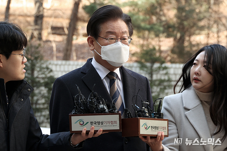 지난 대선 과정에서 허위 발언을 한 혐의로 재판에 넘겨진 이재명 더불어민주당 대표가 3일 서울 서초구 서울중앙지방법원에 공직선거법 위반 혐의로 출석하고 있다. ⓒ정의철 기자