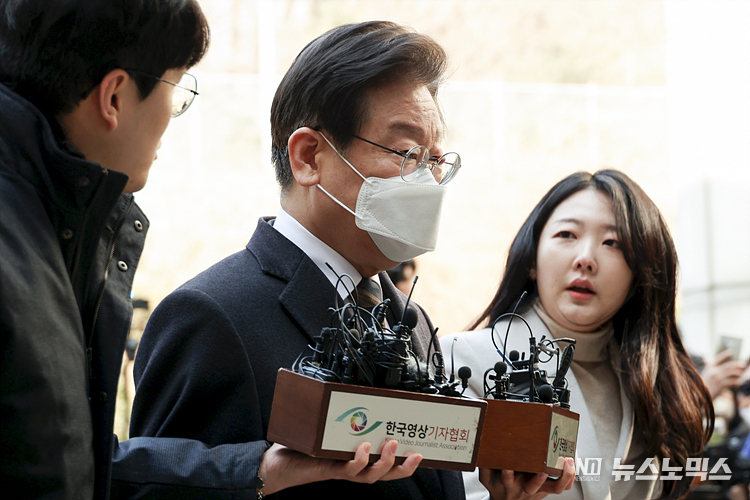 지난 대선 과정에서 허위 발언을 한 혐의로 재판에 넘겨진 이재명 더불어민주당 대표가 3일 서울 서초구 서울중앙지방법원에 공직선거법 위반 혐의로 출석하고 있다. ⓒ정의철 기자