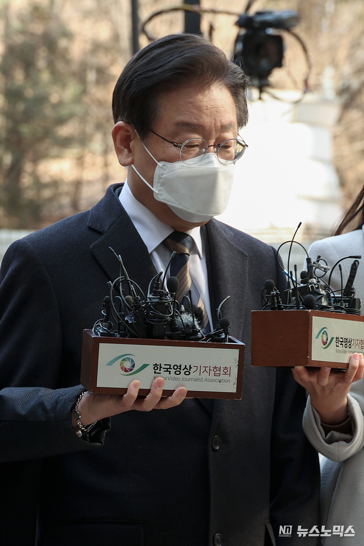 지난 대선 과정에서 허위 발언을 한 혐의로 재판에 넘겨진 이재명 더불어민주당 대표가 3일 서울 서초구 서울중앙지방법원에 공직선거법 위반 혐의로 출석하고 있다. ⓒ정의철 기자