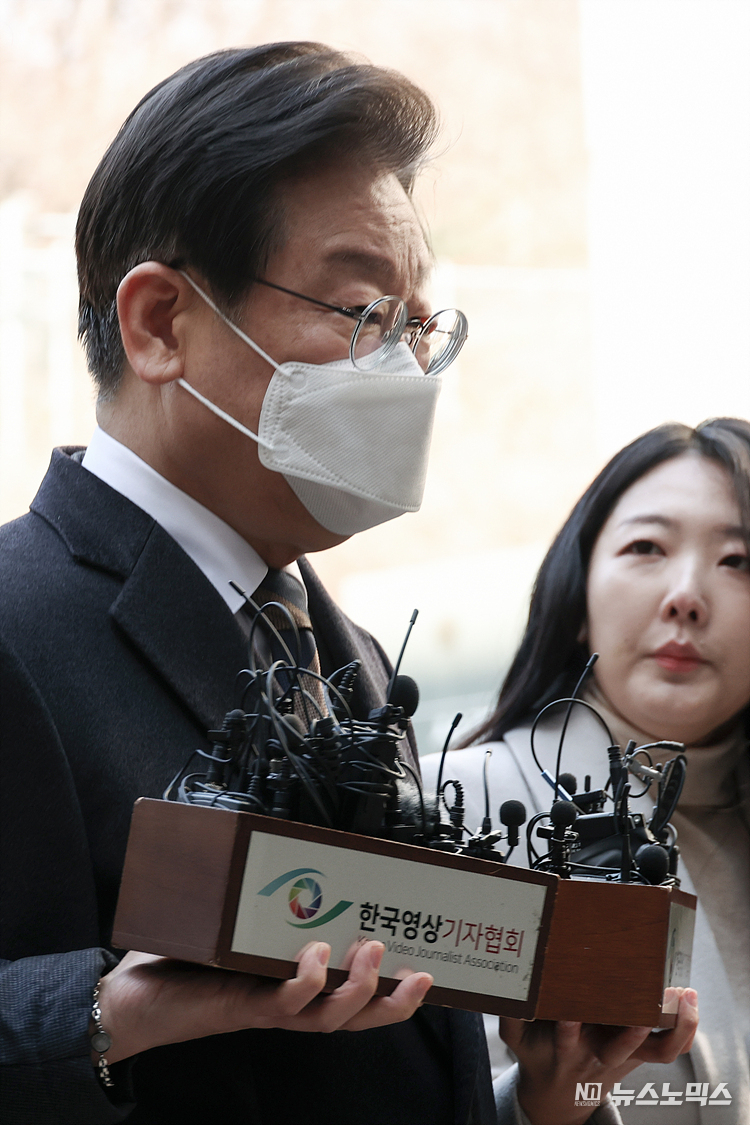 지난 대선 과정에서 허위 발언을 한 혐의로 재판에 넘겨진 이재명 더불어민주당 대표가 3일 서울 서초구 서울중앙지방법원에 공직선거법 위반 혐의로 출석하고 있다. ⓒ정의철 기자