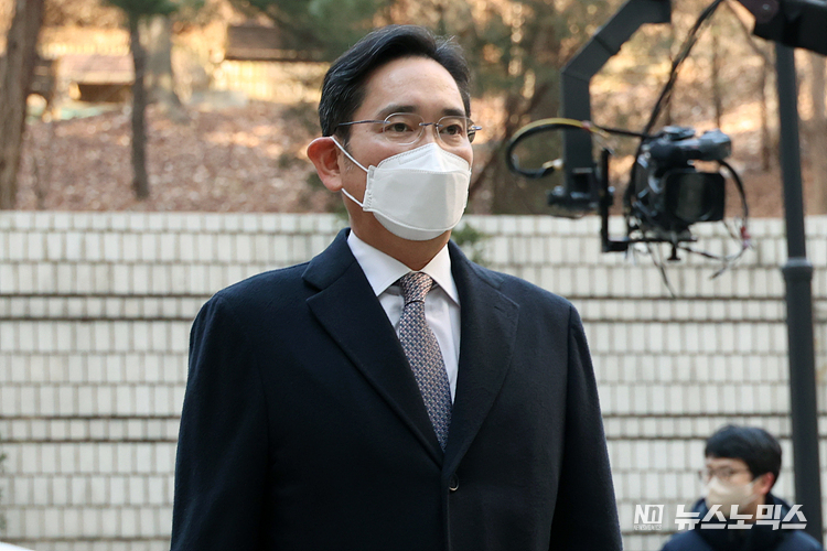 부당 합병, 승계 의혹 등으로 재판에 넘겨진 이재용 삼성전자 회장이 3일 서초구 서울중앙지방법원에서 열린 1심 속행 공판에 출석하고 있다. ⓒ정의철 기자