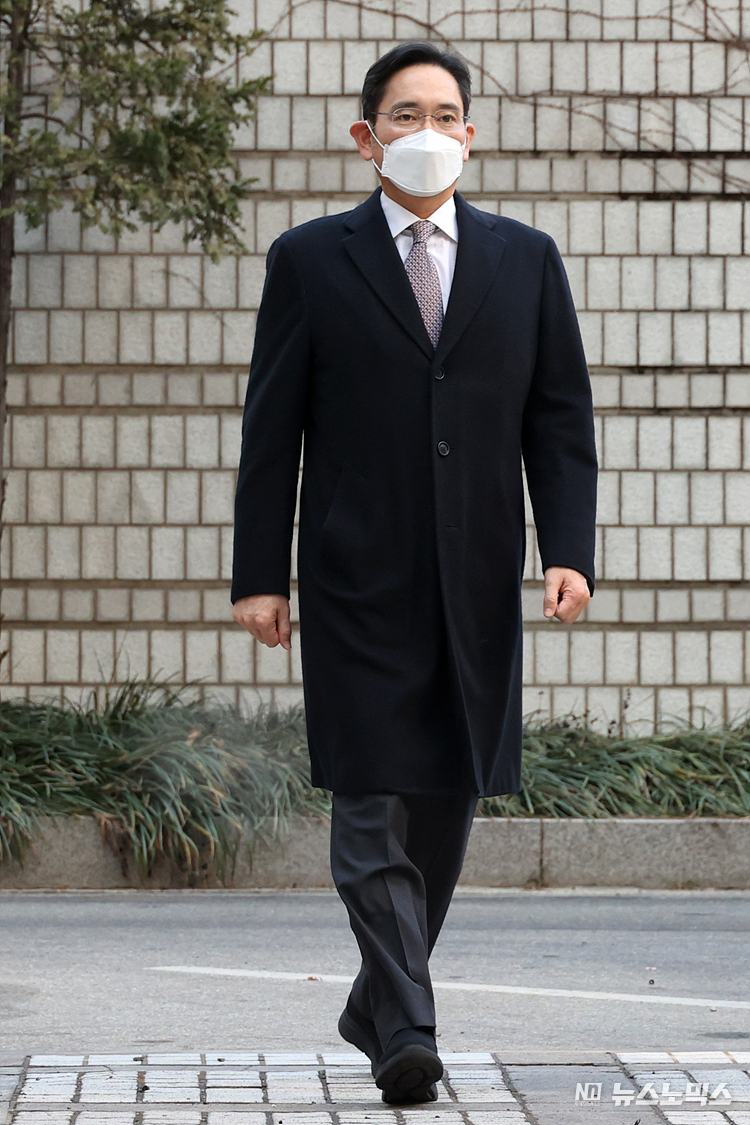 부당 합병, 승계 의혹 등으로 재판에 넘겨진 이재용 삼성전자 회장이 3일 서초구 서울중앙지방법원에서 열린 1심 속행 공판에 출석하고 있다. ⓒ정의철 기자