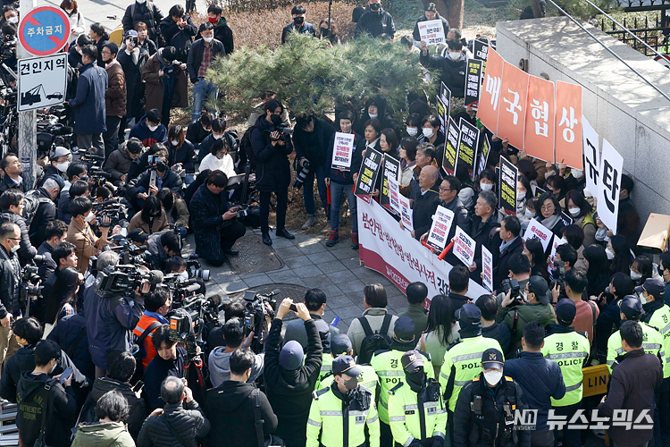 한일역사정의평화행동이 6일 서울 종로구 외교부 앞에서 윤석열 정부 강제동원 굴욕해법 발표 강행을 규탄하며 '반인권반한법반역사적 강제동원 굴욕해법 철회 촉구' 항의행동을 하고 있다. ⓒ정의철 기자