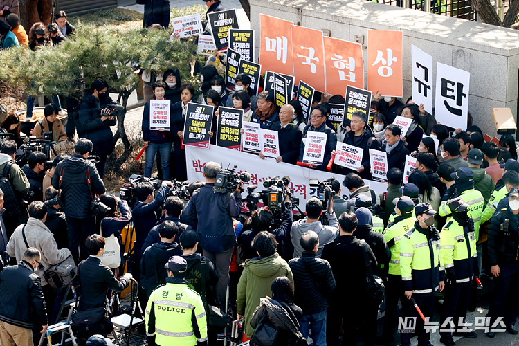 한일역사정의평화행동이 6일 서울 종로구 외교부 앞에서 윤석열 정부 강제동원 굴욕해법 발표 강행을 규탄하며 '반인권반한법반역사적 강제동원 굴욕해법 철회 촉구' 항의행동을 하고 있다. ⓒ정의철 기자