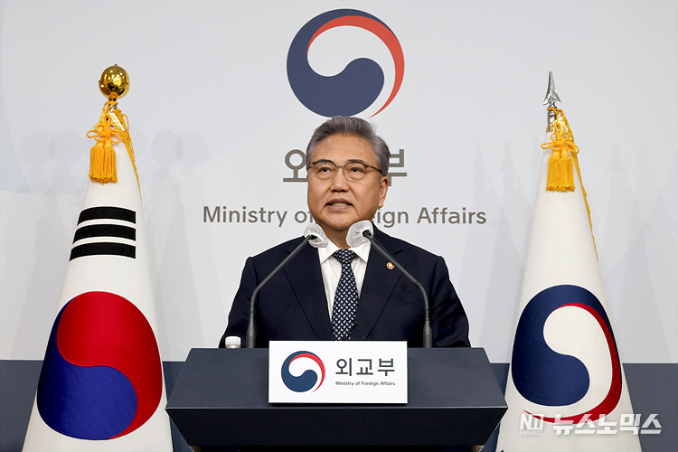 박진 외교부 장관이 6일 서울 종로구 정부서울청사 별관 외교부 브리핑룸에서 강제징용 피해배상 해법을 발표하고 있다. ⓒ정의철 기자