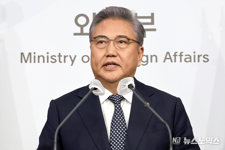 박진 외교부 장관이 6일 서울 종로구 정부서울청사 별관 외교부 브리핑룸에서 강제징용 피해배상 해법을 발표하고 있다. ⓒ정의철 기자