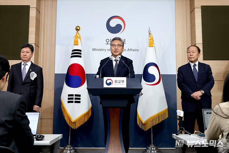 박진 외교부 장관이 6일 서울 종로구 정부서울청사 별관 외교부 브리핑룸에서 강제징용 피해배상 해법을 발표하고 있다. ⓒ정의철 기자