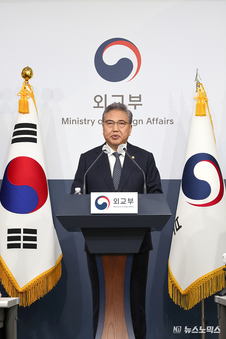 박진 외교부 장관이 6일 서울 종로구 정부서울청사 별관 외교부 브리핑룸에서 강제징용 피해배상 해법을 발표하고 있다. ⓒ정의철 기자
