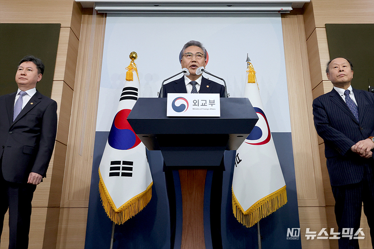 박진 외교부 장관이 6일 서울 종로구 정부서울청사 별관 외교부 브리핑룸에서 강제징용 피해배상 해법을 발표하고 있다. ⓒ정의철 기자