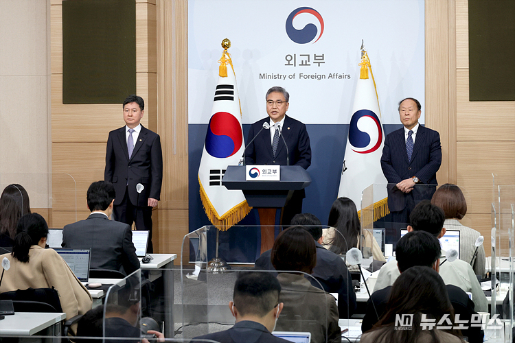 박진 외교부 장관이 6일 서울 종로구 정부서울청사 별관 외교부 브리핑룸에서 강제징용 피해배상 해법을 발표하고 있다. ⓒ정의철 기자
