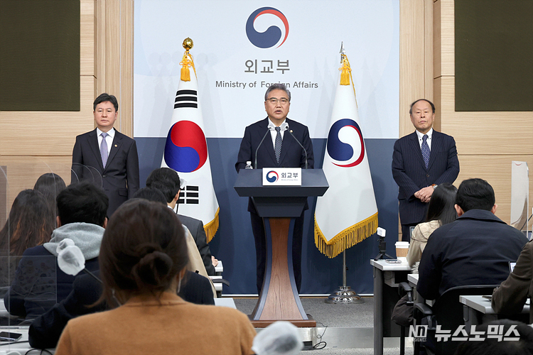 박진 외교부 장관이 6일 서울 종로구 정부서울청사 별관 외교부 브리핑룸에서 강제징용 피해배상 해법을 발표하고 있다. ⓒ정의철 기자