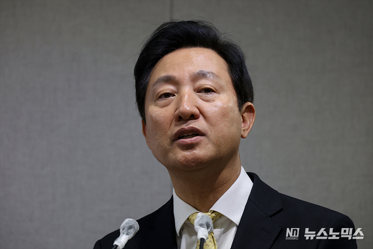 오세훈 서울시장이 9일 서울 중구 시청 브리핑실에서 '그레이트 한강(한강르네상스 2.0 프로젝트)' 기자설명회에 참석해 대관람차 '서울링(Seoul Ring)'에 대해 설명하고 있다. ⓒ정의철 기자