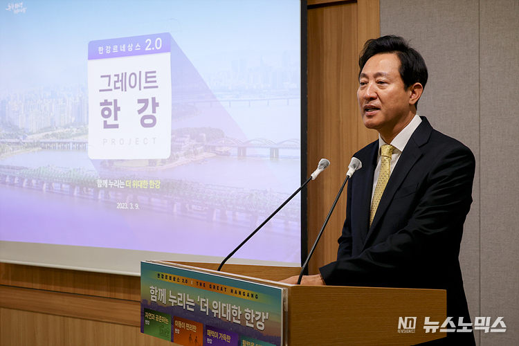 오세훈 서울시장이 9일 서울 중구 시청 브리핑실에서 '그레이트 한강(한강르네상스 2.0 프로젝트)' 기자설명회에 참석해 대관람차 '서울링(Seoul Ring)'에 대해 설명하고 있다. ⓒ정의철 기자