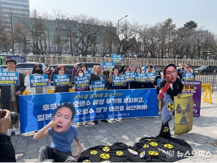 일본방사성오염수방류저지공동행동과 한일역사정의평화행동 등 시민단체들은 10일 오전 11시 용산 대통령실 앞(전쟁기념관)에서 "윤석열 정부는 후쿠시마 오염수 방류 적극 저지하고, 어민들과 수산업 보호 대책 마련할 것을 촉구하는 퍼포먼스를 벌이고 있다./사진=환경운동연합