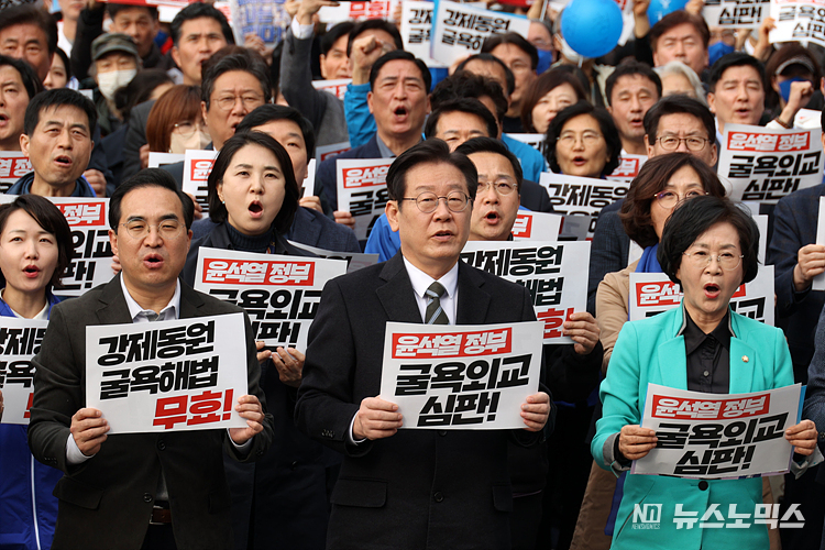 일본 전범기업을 대신해 강제동원 배상 책임을 지겠다는 정부 해법에 비판이 거센 가운데 11일 서울 중구 서울시청광자에서 11일 서울 중구 서울시청광장에서 한일역사역사정의평화행동이 주최한 '강제동원 굴욕해법 무효 촉구 2차 범국민대회'에 참석한 더불어민주당 이재명 대표(가운데)와 박홍근 원내대표(왼쪽) 등 소속 의원들이 손피켓을 들고 구호를 외치고 잇다. . ⓒ정의철 기자