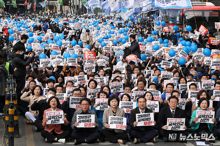 일본 전범기업을 대신해 강제동원 배상 책임을 지겠다는 정부 해법에 비판이 거센 가운데 11일 서울 중구 서울시청광자에서 11일 서울 중구 서울시청광장에서 한일역사역사정의평화행동이 주최한 '강제동원 굴욕해법 무효 촉구 2차 범국민대회'에서 더불어민주당 지도부 및 소속 의원들과 당원들이 손피켓을 들고 있다. ⓒ정의철 기자
