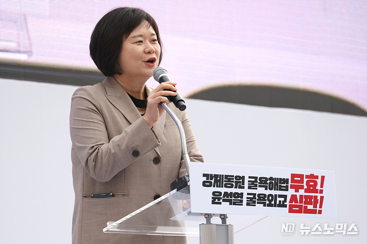 일본 전범기업을 대신해 강제동원 배상 책임을 지겠다는 정부 해법에 비판이 거센 가운데 11일 서울 중구 서울시청광자에서 11일 서울 중구 서울시청광장에서 한일역사역사정의평화행동이 주최한 '강제동원 굴욕해법 무효 촉구 2차 범국민대회'에서 정의당 이정미 대표가 규탄 발언을 하고 있다. ⓒ정의철 기자