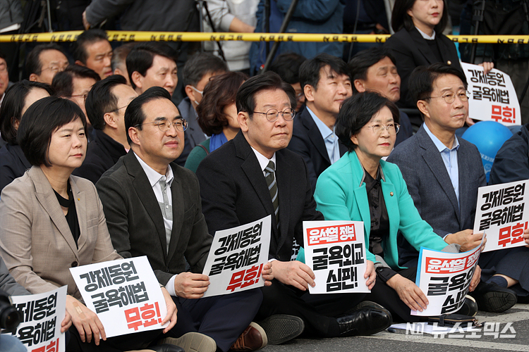 일본 전범기업을 대신해 강제동원 배상 책임을 지겠다는 정부 해법에 비판이 거센 가운데 11일 서울 중구 서울시청광자에서 11일 서울 중구 서울시청광장에서 한일역사역사정의평화행동이 주최한 '강제동원 굴욕해법 무효 촉구 2차 범국민대회'에 참석한 더불어민주당, 정의당 지도부가 손피켓을 들고 있다. ⓒ정의철 기자