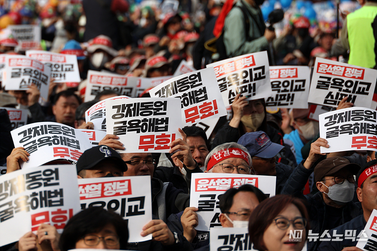 일본 전범기업을 대신해 강제동원 배상 책임을 지겠다는 정부 해법에 비판이 거센 가운데 11일 서울 중구 서울시청광자에서 11일 서울 중구 서울시청광장에서 한일역사역사정의평화행동이 주최한 '강제동원 굴욕해법 무효 촉구 2차 범국민대회'에서 참가자들이 구호를 외치고 있다. ⓒ정의철 기자