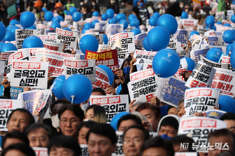 일본 전범기업을 대신해 강제동원 배상 책임을 지겠다는 정부 해법에 비판이 거센 가운데 11일 서울 중구 서울시청광자에서 11일 서울 중구 서울시청광장에서 한일역사역사정의평화행동이 주최한 '강제동원 굴욕해법 무효 촉구 2차 범국민대회'에서 참가자들이 구호를 외치고 있다. ⓒ정의철 기자