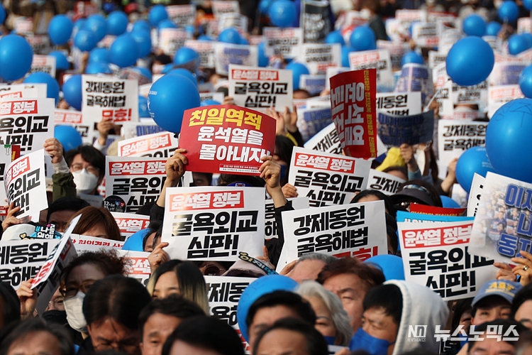 일본 전범기업을 대신해 강제동원 배상 책임을 지겠다는 정부 해법에 비판이 거센 가운데 11일 서울 중구 서울시청광자에서 11일 서울 중구 서울시청광장에서 한일역사역사정의평화행동이 주최한 '강제동원 굴욕해법 무효 촉구 2차 범국민대회'에서 참가자들이 구호를 외치고 있다. ⓒ정의철 기자