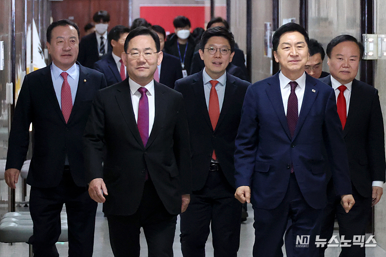 국민의힘 김기현 대표와 주호영 원내대표 등 최고위원들이 13일 서울 여의도 국회에서 열린 최고위원회의에 참석하고 있다. ⓒ정의철 기자