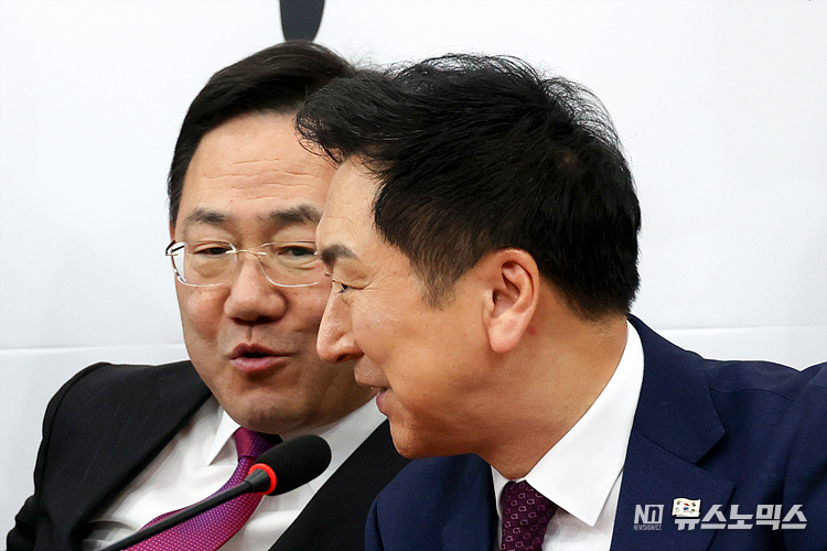 국민의힘 김기현 대표와 주호영 원내대표가 13일 서울 여의도 국회에서 열린 최고위원회의에서 대화하고 있다. ⓒ정의철 기자